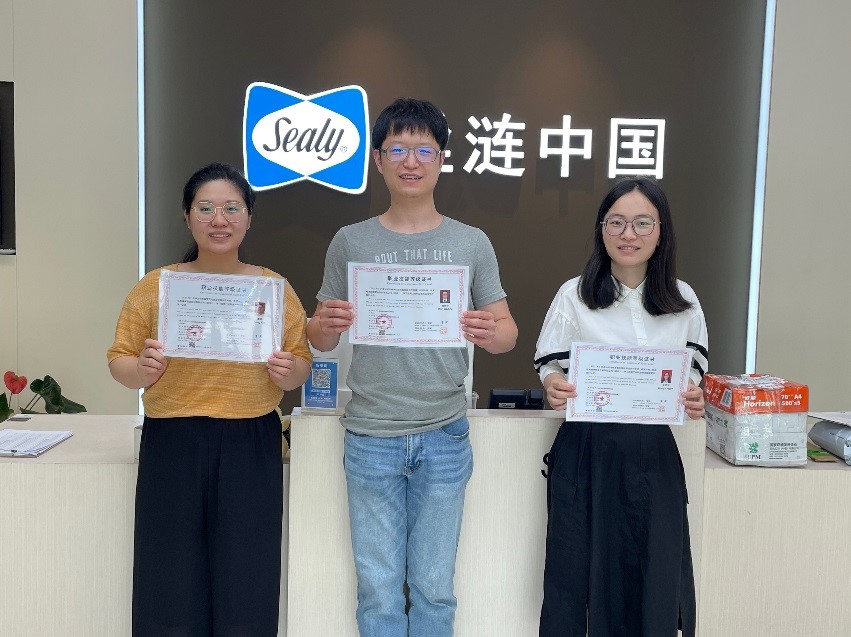 图说：丝涟人员获得“1 x”标准编审职业技能等级证书